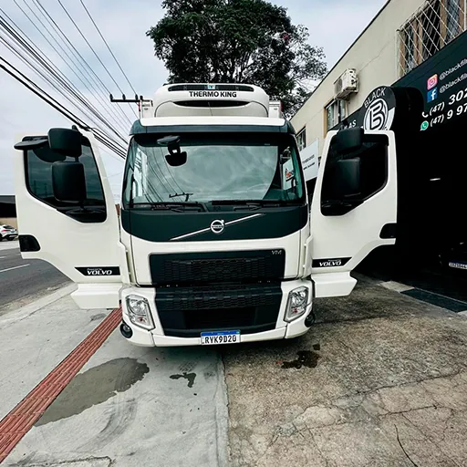 Caminhão Volvo na loja Black Films